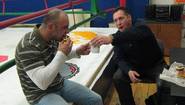 Геннадий Мартиросян ест пироги накануне боя с Пирогом