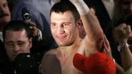 Чемпион WBC Виталий Кличко покидает ринг после победы техническим нокаутом