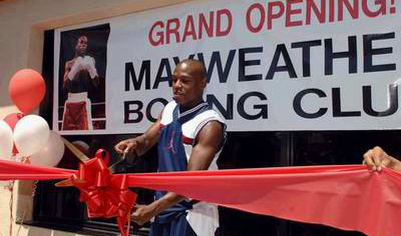 Флойд Мэйвезер разрезает ленту на открытии своего боксерского клуба Mayweather Boxing Club