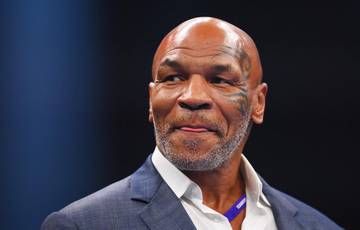 Mike Tyson vend l'oreille mordue de Holyfield.