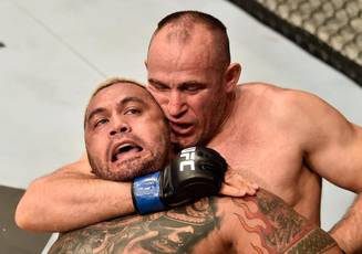 Oleynik strangles Hunt in the first round