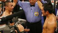 Рефери поднимает руки Марко Антонио Барреры и Рикардо Хуареса, после того как в ринге было объявлено о ничье