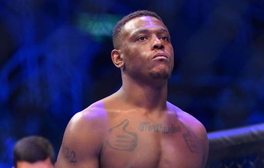 Hill doet afstand van UFC licht zwaargewicht titel