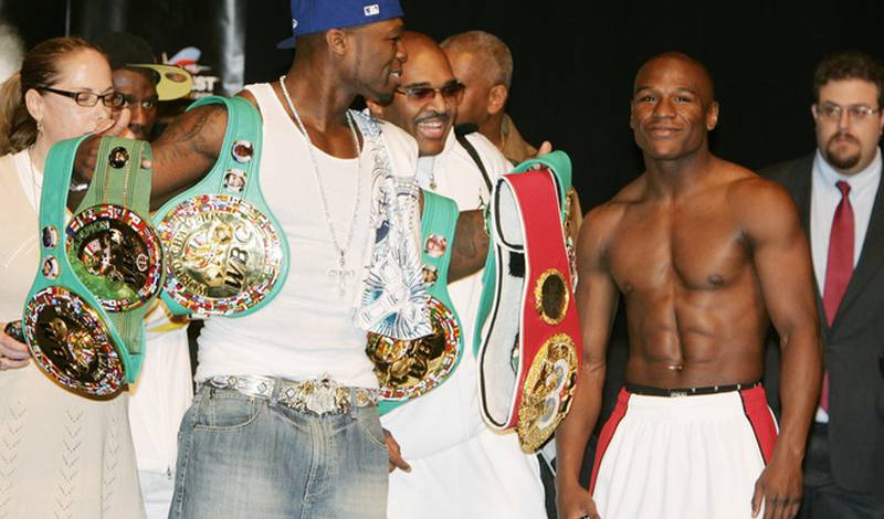 Американский рэппер 50 Cent держит чемпионские пояса Флойда Мэйвезера