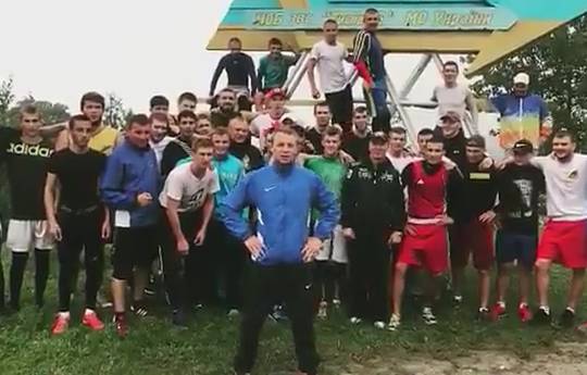 Сборная Украины по боксу поддержала Усика перед боем с Гассиевым (видео)