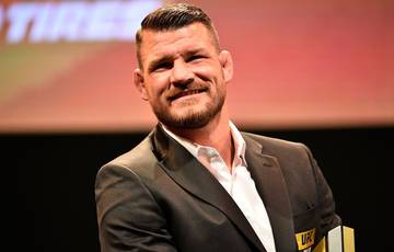 Bisping to McGregor: "Cormier will tear you to pieces even with one hand"