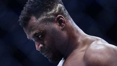 O lutador de MMA Francis Ngannou lamenta a morte do seu filho Kobe, de 15 meses de idade