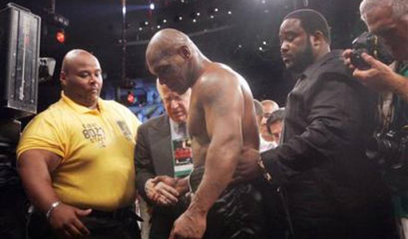 Легенда бокса Майк Тайсон покидает ринг после поражения