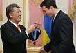 Владимир Кличко получает награду из рук Виктора Ющенко "За отвагу"