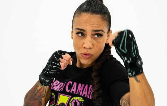Wie man Chantelle Cameron gegen Jessica Camara sieht - Live Stream & TV Kanäle