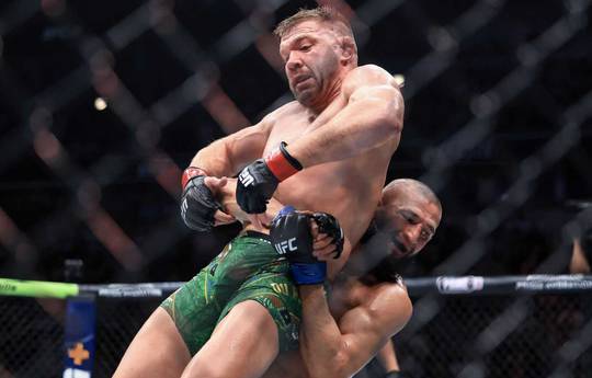 Rogan noted the overwhelming superiority of Chimaev over du Plessis in grappling