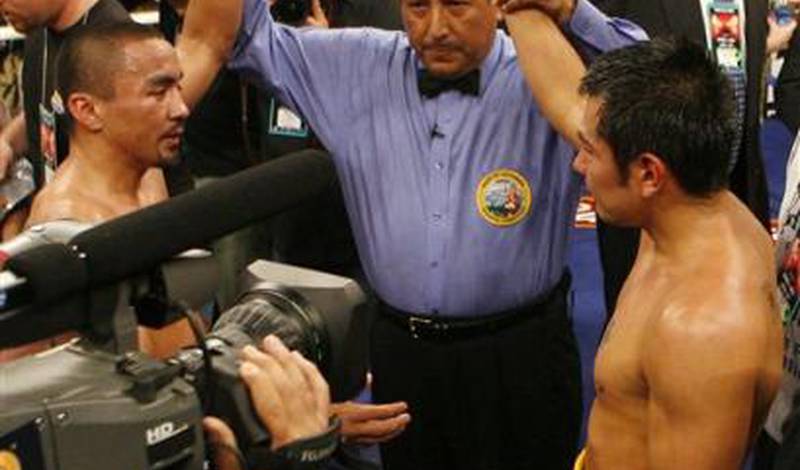 Рефери поднимает руки Марко Антонио Барреры и Рикардо Хуареса, после того как в ринге было объявлено о ничье