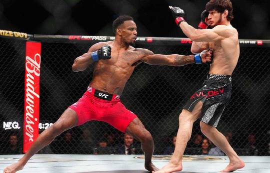 Экс-чемпион UFC: «Гражданство РФ теперь автоматически приносит победу в каждом близком раунде?»