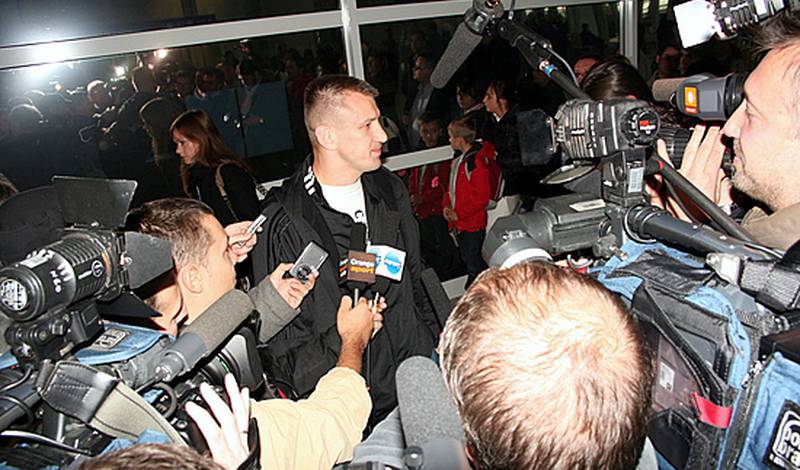Томаш Адамек прибыл в Польшу, где 24 октября проведет поединок против соотечественника Анджея Голоты в Лодзе