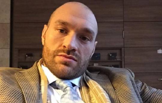 Out-of-shape Tyson Fury attempts to leap gate (video)