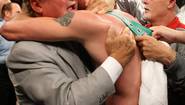 Промоутер Боб Арум обнимает своего подопечного Келли Павлика