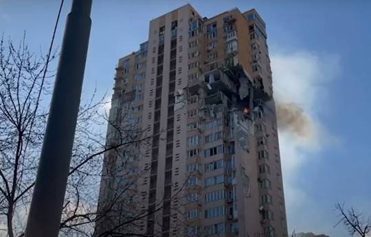 ¡Esto debería estar en todos los sitios! VIDEO de un misil ruso golpeando un edificio residencial en Kiev