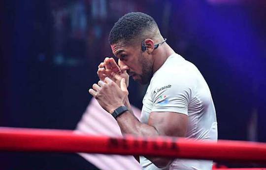 Lapin explained how Joshua ended up in Usyk's team