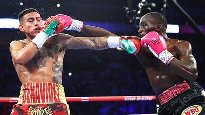 Crawford stops Benavides, defends his title