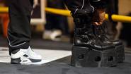 Менеджер Дэвида Хэя Адам Бут одевает специальные ботинки для показательного спарринга со своим подопечным