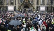 Фаны приветствуют выступление Рикки Хэттона несмотря на сильный дождь в Манчестере