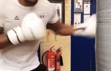 Anthony Joshua has fun in the hall (video)