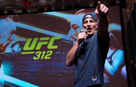 Стриклэнд высмеял зарплаты в UFC