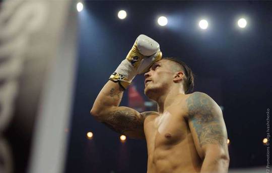Usyk works on a heavy bag (video)