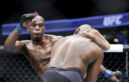 Джонс нокаутировал Кормье и вернул титул UFC в полутяжелом весе