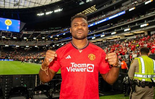 Ngannou visited the match between Manchester United and Borussia Dortmund (photo)