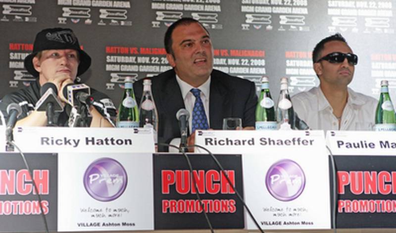 Рикки Хэттон, Ричард Шаффер и Пол Малиньягги на пресс-конференции в Манчестере