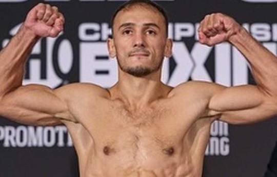 What time is Alberto Mora vs Viktor Slavinskyi tonight? Ringwalks, schedule, streaming links