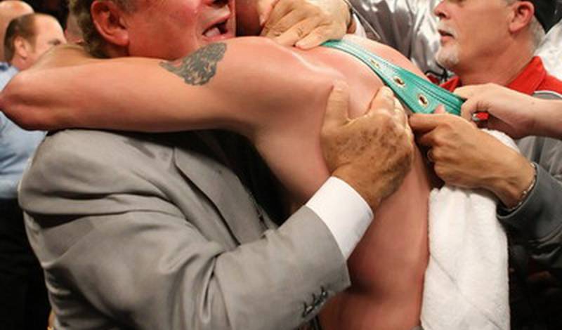 Промоутер Боб Арум обнимает своего подопечного Келли Павлика