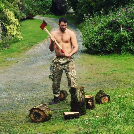 Хьюи Фьюри рубит дрова и лазит по горам (фото)