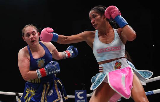 Серрано защитила титулы WBA и WBO