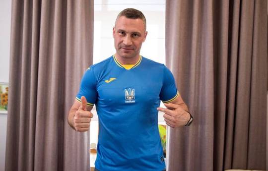 «Добавляет духа и воли к победе». Кличко примерил форму сборной Украины к Евро-2020