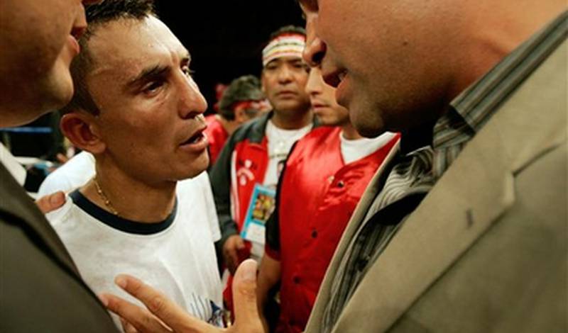 Хьюго Касарес общается с Оскаром де ла Хойей после поражения от Ивана Кальдерона