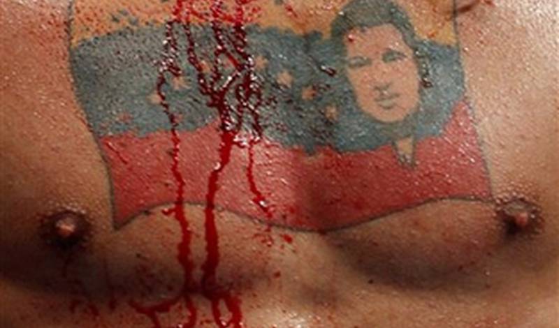 Татуировка с флагом Венесуэлы и портретом президента Уго Чавеса на груди Эдвина Валеро во время поединка 6 февраля 2010 против Антонио ДеМарко в мексиканском Монтеррее