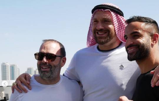 Fury poses for a picture with cartel boss in Dubai
