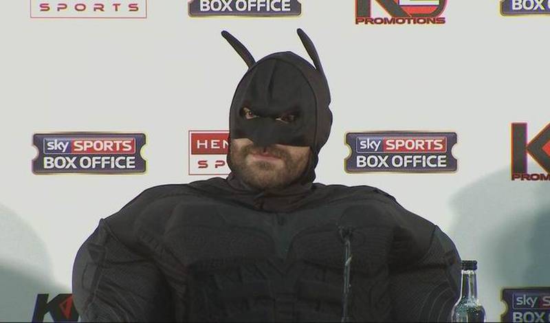Тайсон Фьюри в костюме Бэтмена на пресс-конференции в Лондоне, посвященной поединку 26 октября против Владимира Кличко
