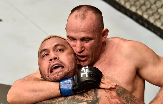 Oleynik strangles Hunt in the first round