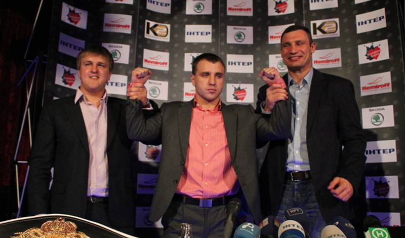 Александр Красюк, Макс Бурсак и Виталий Кличко во время пресс-конференции в Киеве