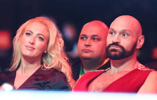 A mulher de Tyson Fury apoiou-o após a sua derrota para Usyk