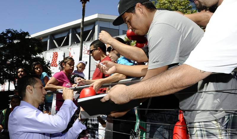 Сержио Мора на пресс-конференции в Лос-Анджелесе
