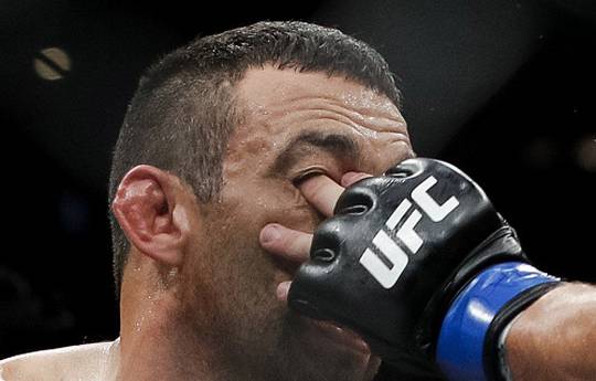 UFC создает новую перчатку, чтобы бойцы не попадали друг другу пальцем в глаз