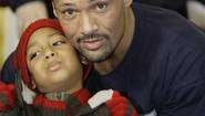 Вирджил Хилл со своим 5-летним сыном Дакотой на пресс-конференции перед боем