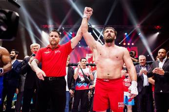 Minakov defeats Johnson in the second round (video)