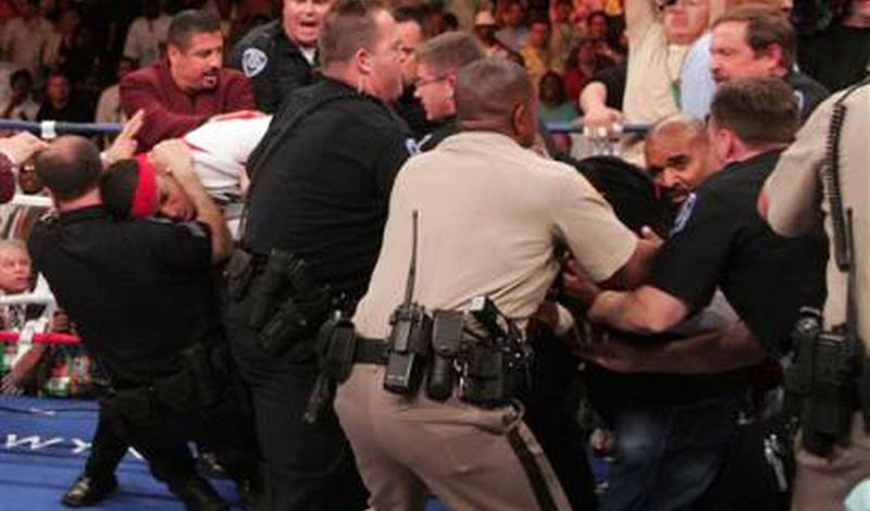 Полиция пытается очистить ринг для продолжения поединка