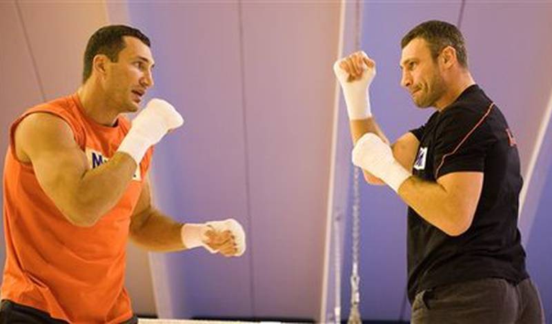 Виталий Кличко во время совместной тренировки со своим братом Владимиром