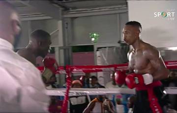 In Afrika begann ein Boxer während des Kampfes in der Luft zu schlagen (Video)